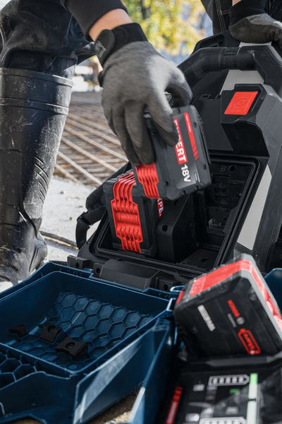 Anwendungsbild, 18V, Batterie, Werkzeug, Bohrer, Ladegerät