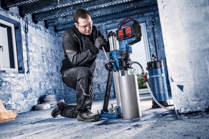 Anwendungsbild, Spezialwerkzeug, Bohrmaschine, Metallrohr, Baustelle, Arbeitsoutfit