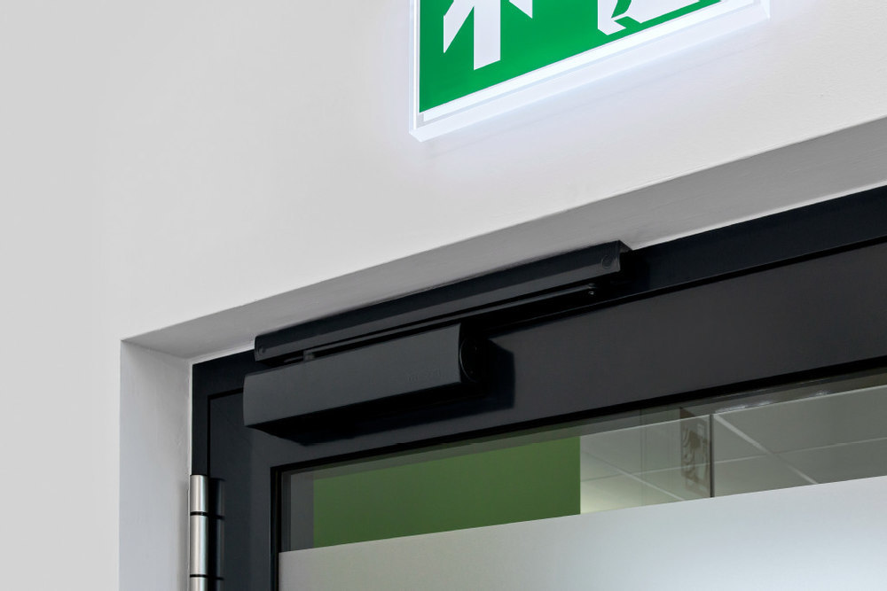 Sicherheitsnotausgang, Emergency exit, Grünes Schild, Türrahmen, Türangeln