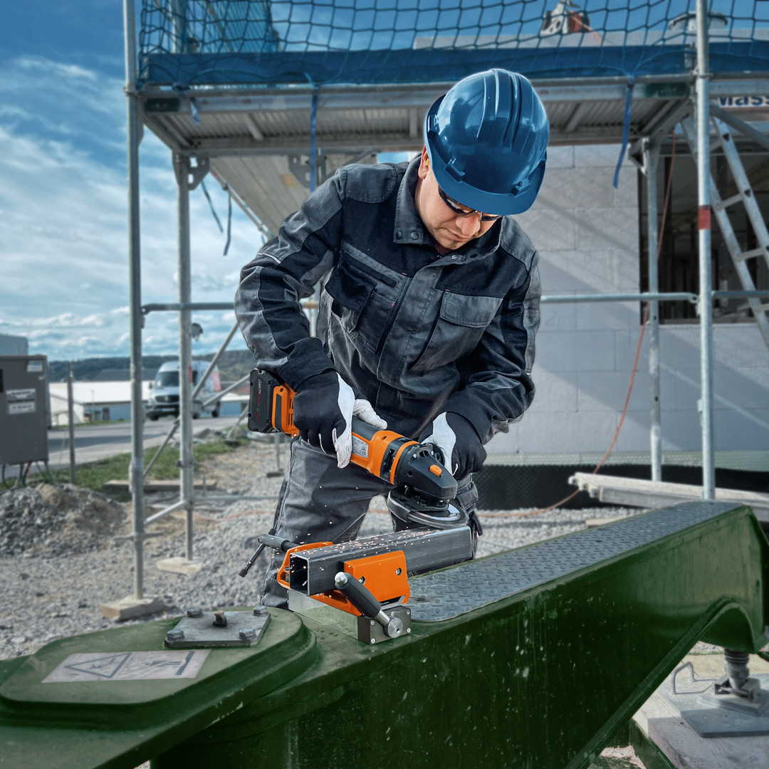 Anwendungsbild Anwendungsbild, Person, Arbeiter, Gerät, Elektrische Bohrmaschine, Werkzeug