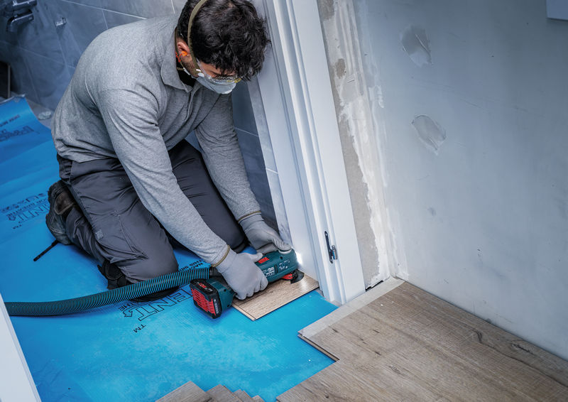 Anwendungsbild, handheld power tool, jigsaw, plunge saw, wood flooring installation, construction worker