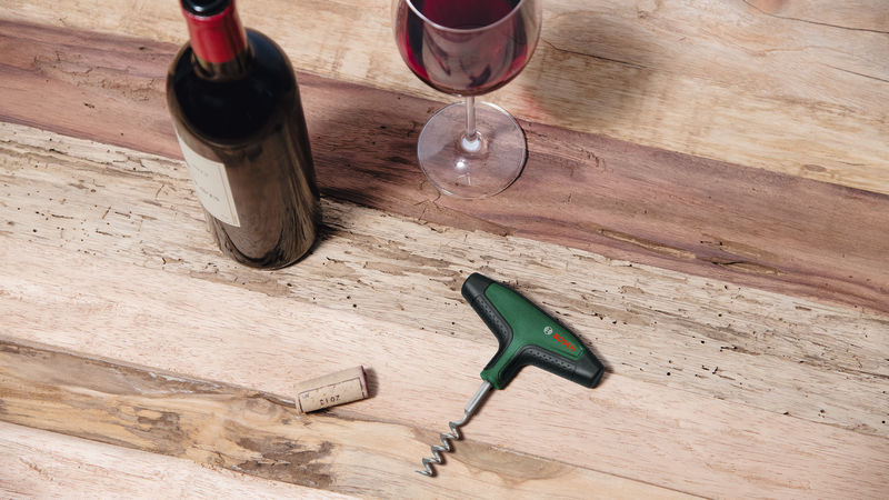 Anwendungsbild, Weinflasche, Weinzubehör, Korkenzieher, Holztisch, Weinprobe