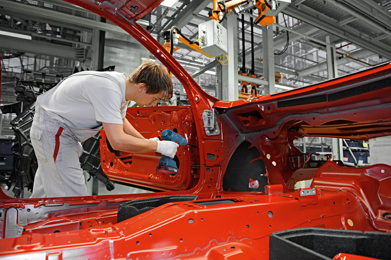 Anwendungsbild, automotive, car body, assembly line, red car, hand tool