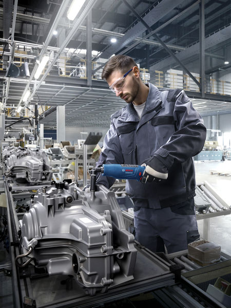 Anwendungsbild, Schraubendreher, Montagewerkzeug, Industriewerkzeug, Getriebe, Industrieanlage
