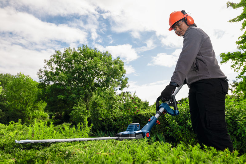 Anwendungsbild, Gartenpflege, Grastrimmer, Heckenschere, Akku, Schutzausrüstung