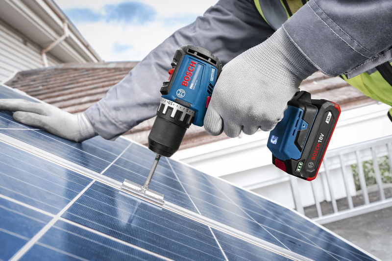 Anwendungsbild, Solaranlage, Solarmodul, Bohrer, Akkuschrauber, Werkzeug