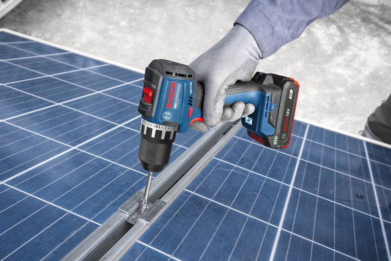 Anwendungsbild, solarpanel, installation, bohrer, metallführung, blau