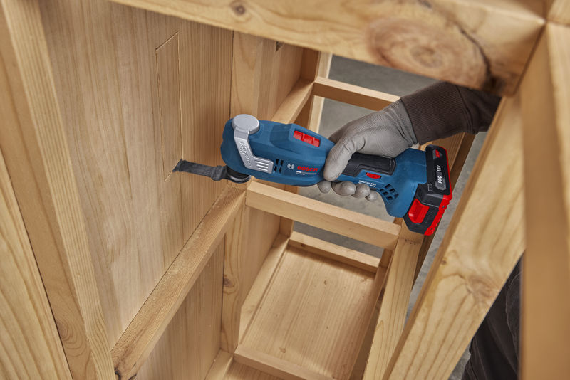Anwendungsbild, Bosch, Akku-Schleifer, Holzarbeiten, Schreinerwerkzeug, Holzschrank