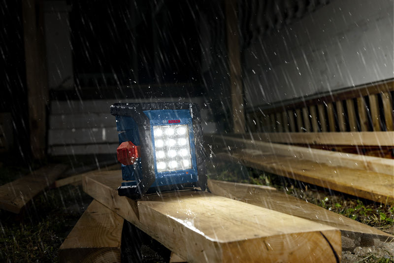 Anwendungsbild, Arbeitslicht, LED-Lampe, Akku-Lampe, camping, Bauholz