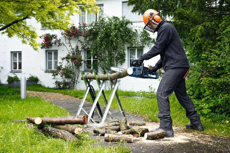 Anwendungsbild, Kettensäge, Holzstämme, Schnitte, Arbeitsoutfit, Außenbereich