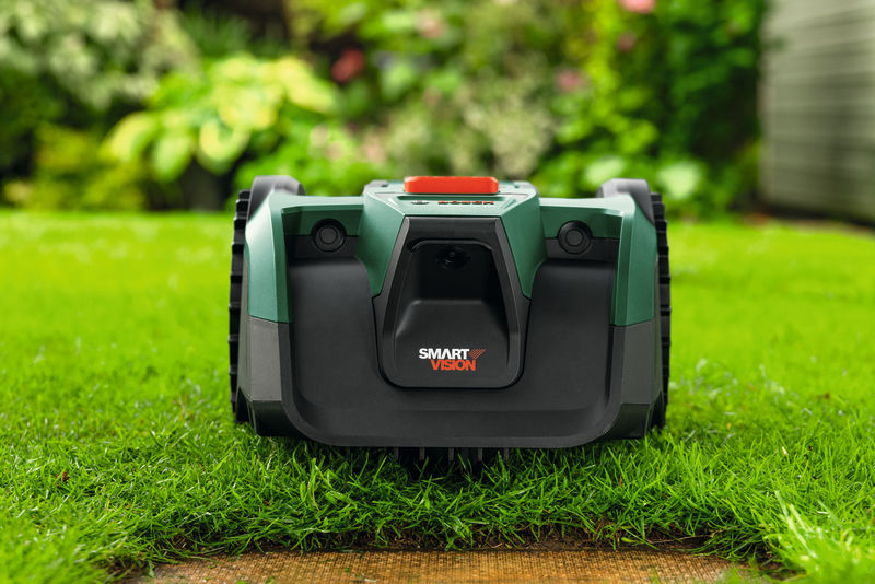 Anwendungsbild, Laufrobot, Rasenroboter, Gartenroboter, Grasführung, Rotationsrad