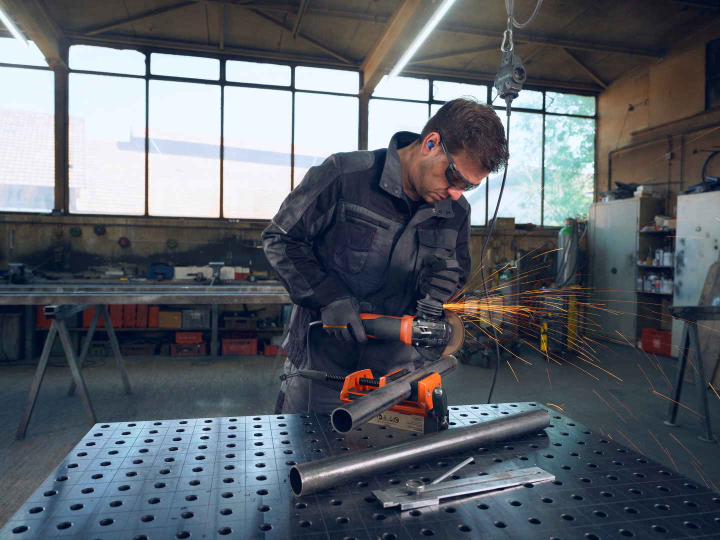 Anwendungsbild Anwendungsbild, Bekleidung, Handschuh, Person, Arbeiter, Metallbearbeitung