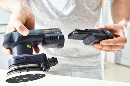 Anwendungsbild Akku-Exzenterschleifer ETSC 125 3,0 I-Plus