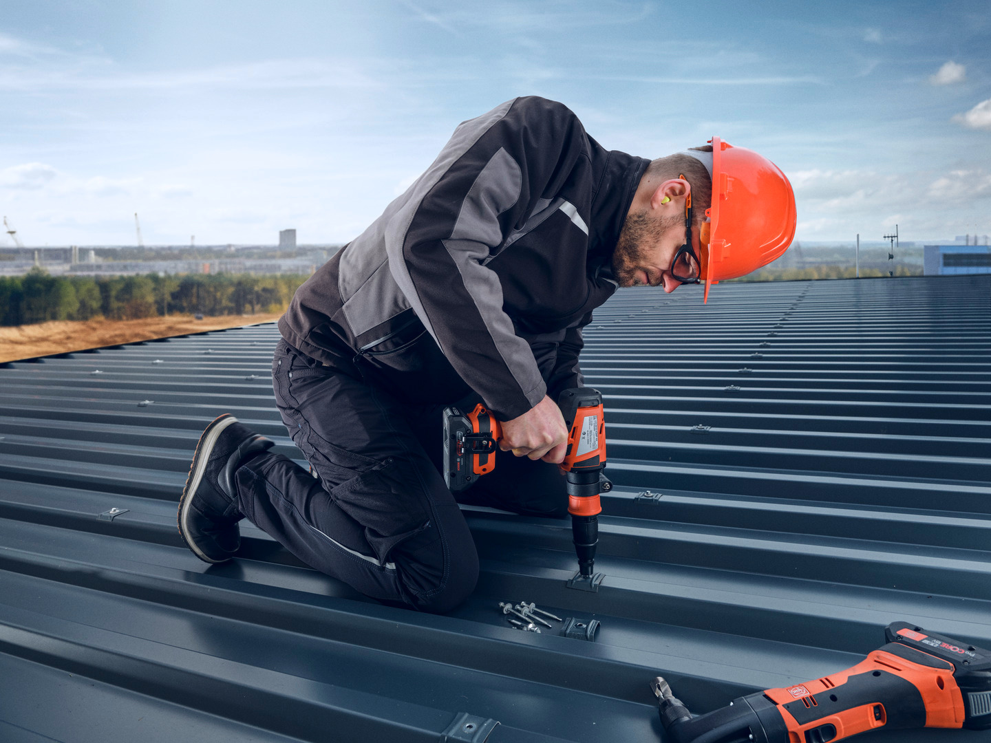 Anwendungsbild, Person, Arbeiter, Gerät, Elektrische Bohrmaschine, Werkzeug