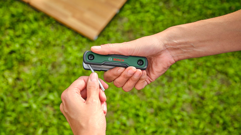 Anwendungsbild, Multitool, Schlüsselanhänger, Grün, Bosch, Werkzeugzubehör