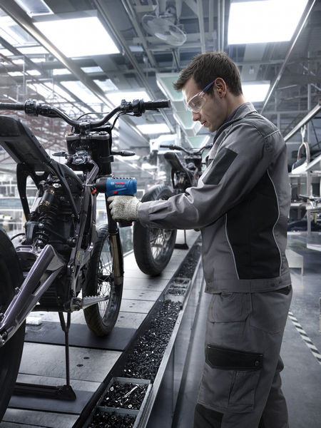 Anwendungsbild, Metallbau, Montage, Motorradrahmen, Arbeitskleidung, Schrauberei