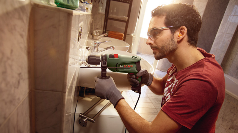Anwendungsbild, Handwerker, Bohrmaschine, Bosch, Schrauben, Werkzeug