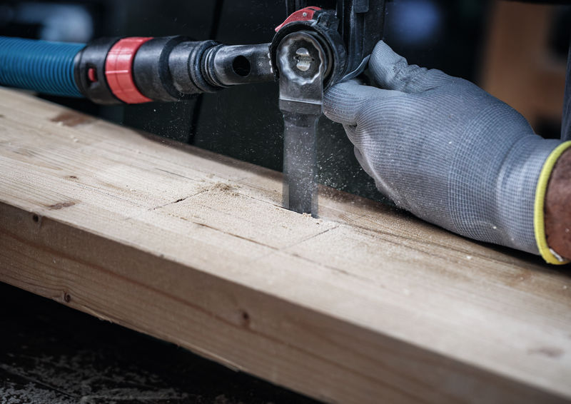 Detailbild, Holzschnitt, Stichsäge, Holzbalken, Schiene, Handschuh