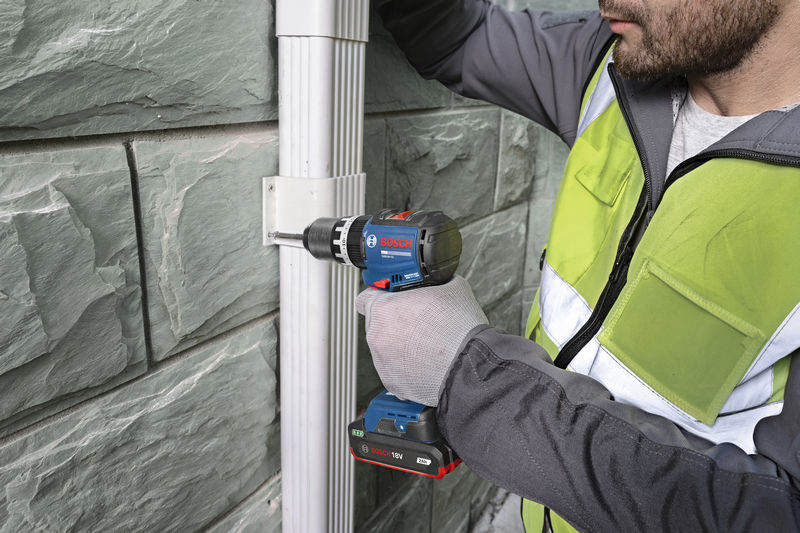 Anwendungsbild, standoff drill, cordless drill, Bosch drill, metal siding, maintenance work