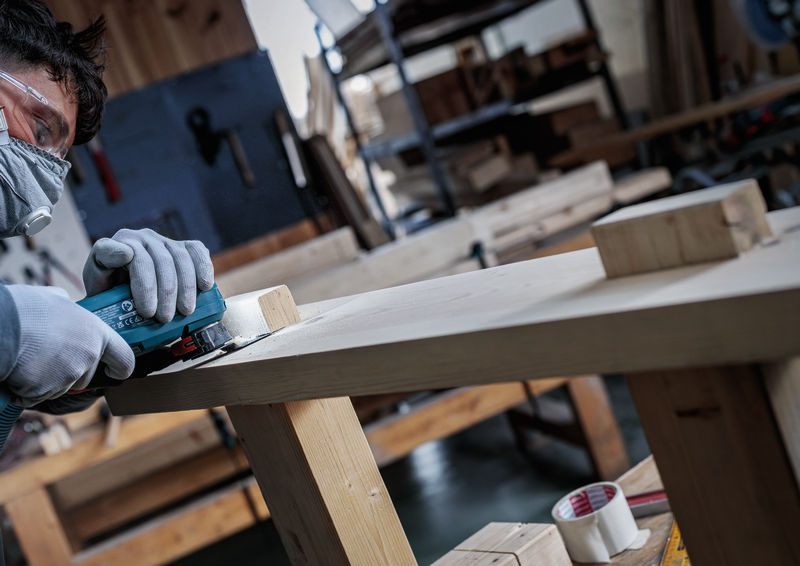 Anwendungsbild, elektrischer schwingschleifer, Holzbearbeitung, Arbeitsbank, Holz, Staubmaske