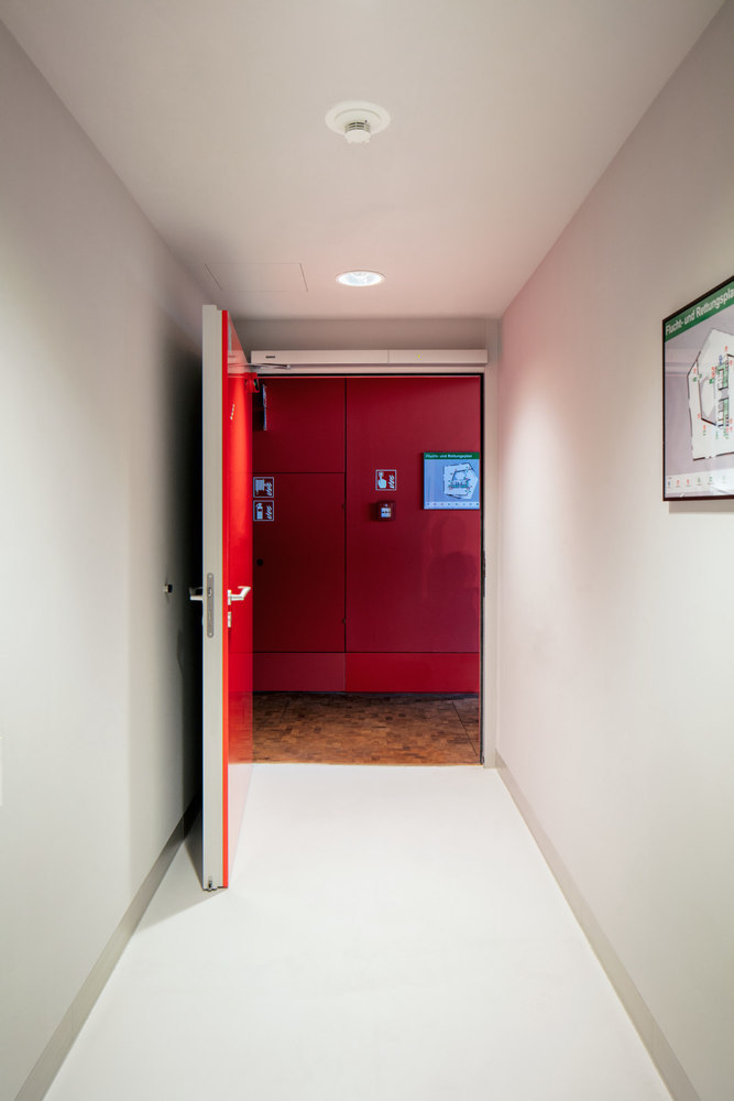 red door, hallway, feuerflach, notfallraum, innenbereich
