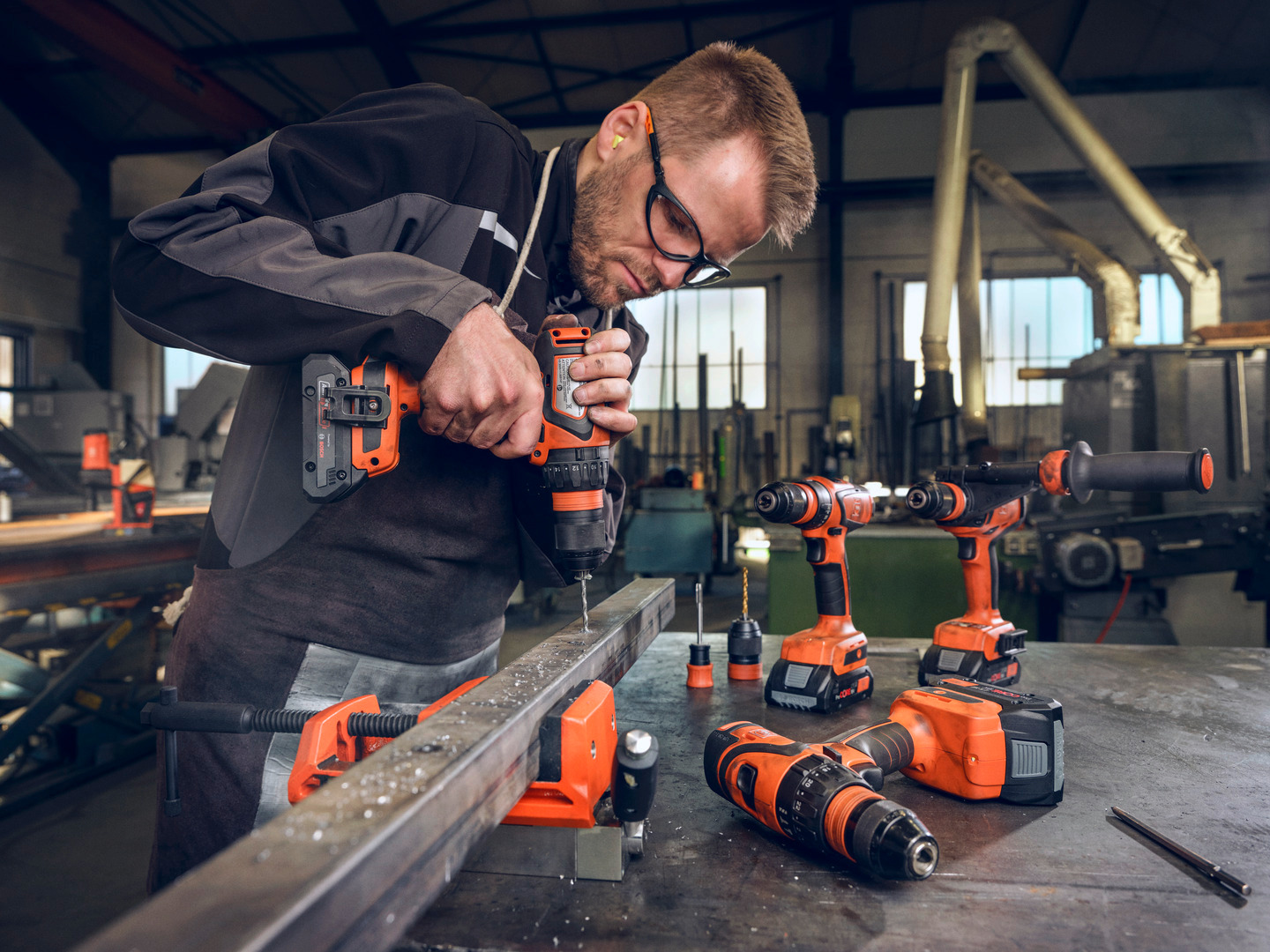 Anwendungsbild, Elektrische Bohrmaschine, Werkzeug, Person, Arbeiter, Fabrik