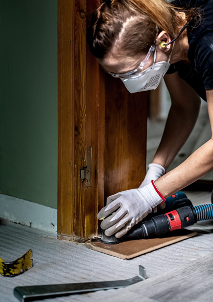 Anwendungsbild, Handwerker, Bohrmaschine, Bohrer, Handschuhe, Holzbearbeitung