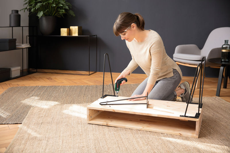 Anwendungsbild, Paletten-Sofa, DIY-Möbel, Akkuschrauber, Holzrahmen, Wohnzimmerteppich