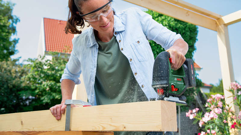 Anwendungsbild, Schutzbrille, Holzwerk, Bohrschrauber, Holzbalken, Werkzeug