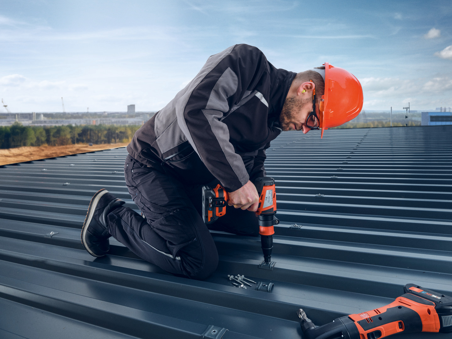 Anwendungsbild, Person, Arbeiter, Gerät, Elektrische Bohrmaschine, Werkzeug