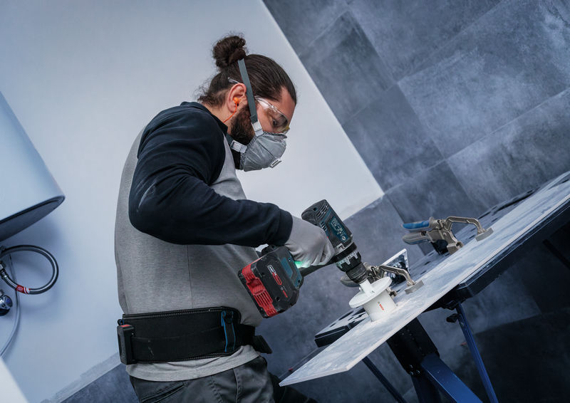 Anwendungsbild, Werkzeugkopf, Bohrer, Arbeitsmaske, Handschuhe, Schraubarbeiten
