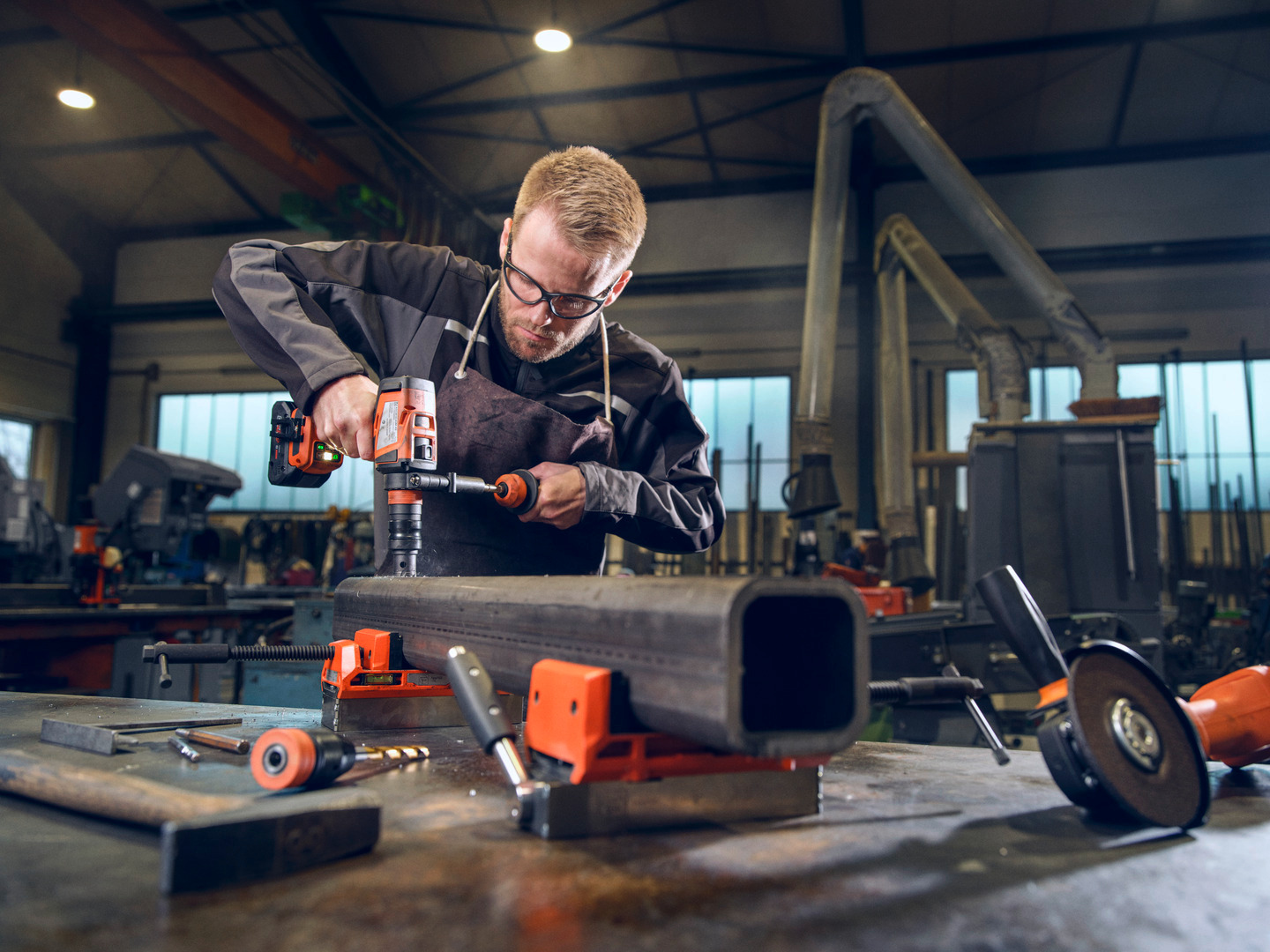 Anwendungsbild, Gebäude, Fabrik, Herstellung, Werkstatt, Elektrische Bohrmaschine