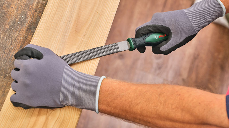 Anwendungsbild, Handwerk, Hobel, Schleifwerkzeug, Schutzhandschuhe, Holzbearbeitung