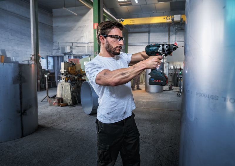 Anwendungsbild, Schraubendreher, Akkuschrauber, Arbeitskleidung, Industriearbeiter, Metallverarbeitung