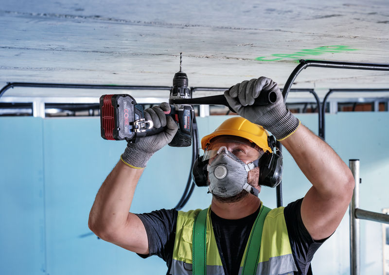 Anwendungsbild, Schrauber, Arbeiten, Schutzhelm, Bauarbeiter, Werkzeug