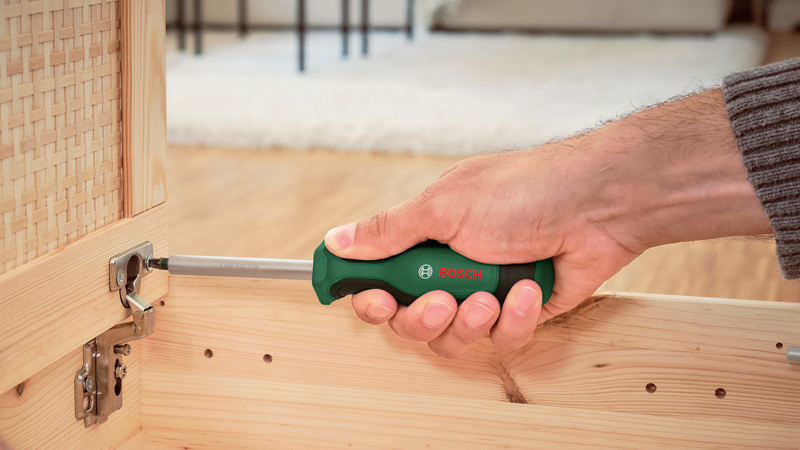 Anwendungsbild, Schraubenzieher, Schlitzschraubendreher, Kreuzschlitz, Holzwerkzeug, Schränkerscharnier