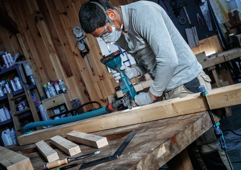 Anwendungsbild, Handbohrmaschine, Akkuschrauber, Holzbearbeitung, Holzarbeiten, Werkbank